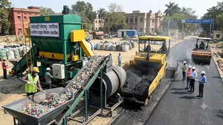 आईआईटी बीएचयू ने कचरे के प्लास्टिक से बनाई टिकाऊ सड़क निर्माण तकनीक, एनएच-44 पर सफल प्रयोग। (AI Image)