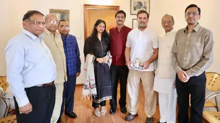 वरिष्ठ कांग्रेस नेता राहुल गांधी को दशहरा समारोह में शामिल होने का निमंत्रण देता नव श्री धार्मिक लीला कमेटी के प्रतिनिधिमंडल।