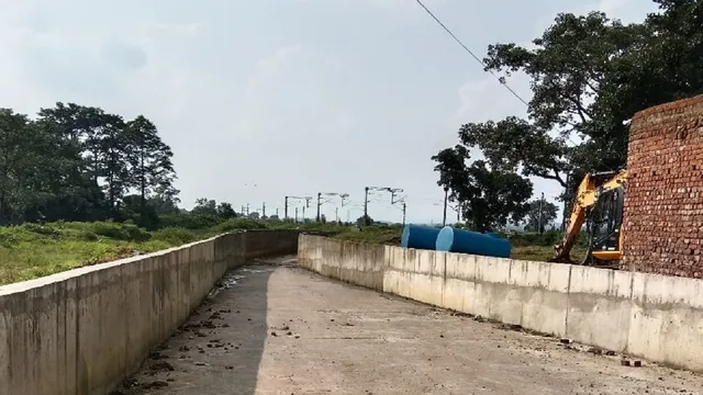 अब मालगाड़ी के नीचे से नहीं गुजरेंगे ग्रामीण! रामगढ़ में 12 करोड़ से बन रहा अंडरपास, 3000 लोगों को होगा लाभ
