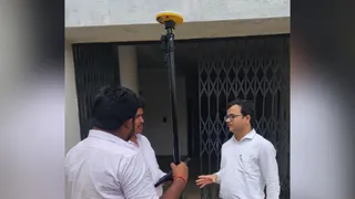 मड़िहान तहसील में सेटेलाइट आधारित रोवर मशीन की जांच करते तहसीलदार आशीष कुमार पांडेय