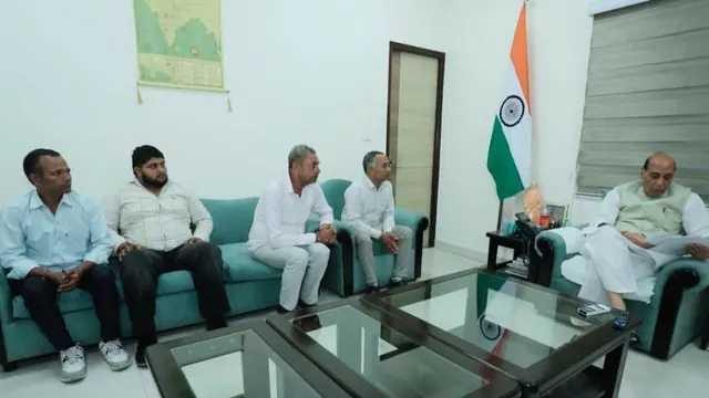 रक्षामंत्री राजनाथ सिंह से मिले रूस में फंसे तीनों युवकों के परिजन, लगाई भारत वापस लाने की गुहार
