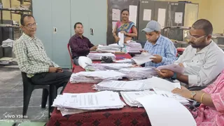 मुसाबनी अंचल कार्यालय में एसआईआर के तहत प्राप्त आवेदन एवं दस्तावेजों की जांच करते कर्मचारी।