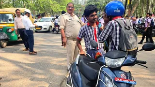 30 नाबालिग विद्यार्थियों को चेतावनी देकर छोड़ा, पांच वाहन जब्त।