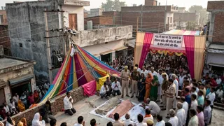 मऊ में शादी के टेंट लगाते समय हाईटेंशन तार से करंट लगने से तीन की मौत।