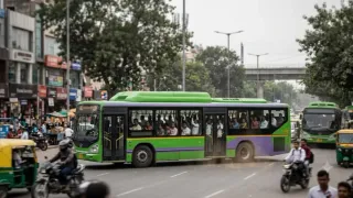 डीटीसी और परिवहन विभाग की क्लस्टर बस योजना की सेवाओं को आवश्यक सेवा घोषित किया है।