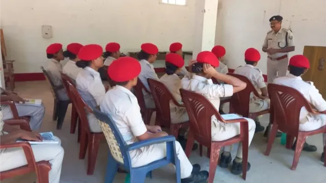 दुआएं देने वाले हाथों में अब होगी समाज की सुरक्षा की कमान, बिहार के अरवल में ट्रेनिंग ले रही 15 मंगलामुखी जवान