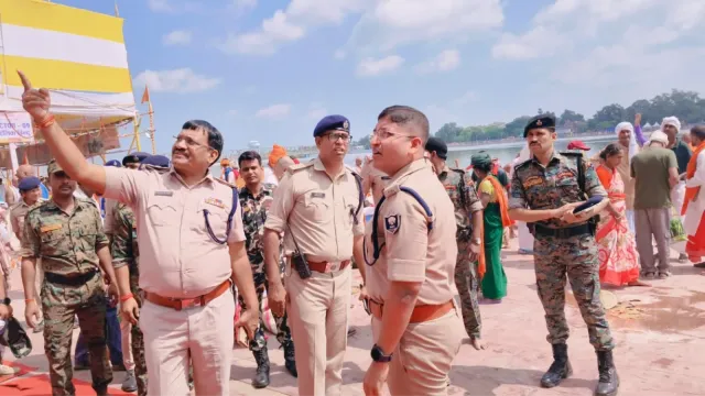 पितृपक्ष मेला 2026: विष्णुपद मंदिर और देवघाट पर पुलिस मुस्तैद, संदिग्धों पर वॉकी-टॉकी और CCTV से रखी जा रही नजर
