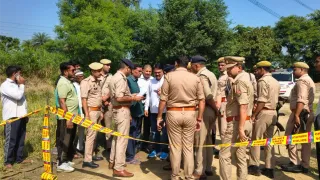 घटनास्थल पर मौजूद पुलिस।