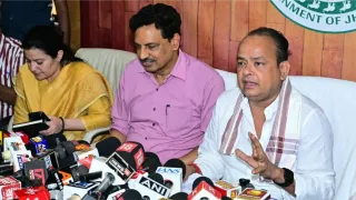 झारखंड में रिटायर्ड आईएएस एवं आईपीएस के सवाल को स्वास्थ्य मंत्री ने किया अनसुना।