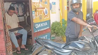 पॉल्यूशन चेक कराता बाइक सवार।