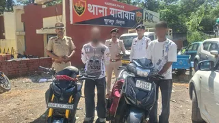स्टंटबाजी में पकड़े गए युवक अपनी बाइक और एक्टिवा के साथ।