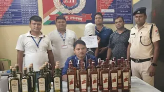 धरहरा रेलवे स्टेशन पर 32 बोतल विदेशी शराब के साथ पकड़े गए किशोर और जब्त खेप की जानकारी देते सीआईबी जमालपुर के अधिकारी