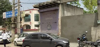 तस्वीर में खड़ी की गई दीवार देखी जा सकती है।