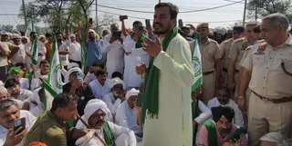 किसान कर रहे धरना। जागरण