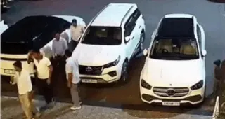 क्लब स्टाफ का आरोप है कि पुलिस टीम के सदस्य सादे कपड़ों में पहुंचे और उनके पास हथियार भी थे।