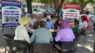सेक्टर-17 के प्लाजा में एक बैठक स्थल पर बैठकर बातचीत करते वरिष्ठ नागरिक।