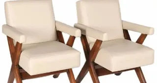 विदेश में नीलाम होने पहुंची पियरे जेनरे की डिजाइन की गई कुर्सियां।