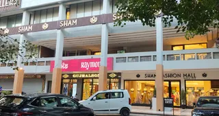 शाम ज्वेलर्स के शोरूम में पहुंची ईडी की टीम। फोटो: उपेंद्र सेन गुप्ता