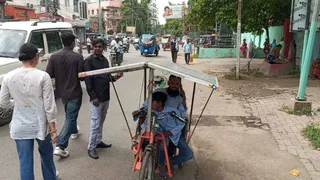 भागलपुर के कचहरी चौक पर मोहम्मद रहमतुल्लाह द्वारा निर्मित सोलर पैनल युक्त अनोखी ट्राइसाइकिल