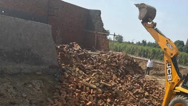गाजियाबाद में GDA की टीम ने चार कॉलोनियों में किया ध्वस्तीकरण, अवैध प्लॉटिंग और अतिक्रमण पर कार्रवाई
