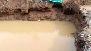 रेलवे स्टेशन पर गड्ढा जिसमें गिरकर अज्ञात व्यक्ति की मौत हुई। जागरण