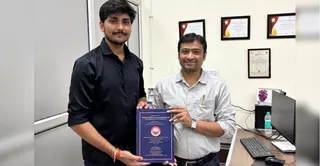 छात्र सुब्रत पाण्डेय अपने शोध निदेशक डा. राकेश कुमार शर्मा के साथ। सीएसजेएमयू