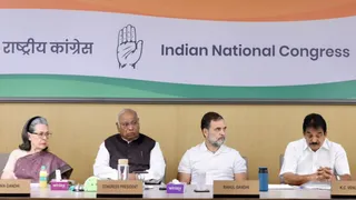 सीडब्ल्यूसी की बैठक में सोनिया गांधी, मल्लिरार्जुन खरगे और राहुल गांधी। (फोटो- पीटीआई।)