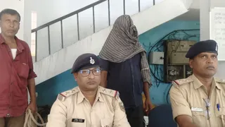 गांजा की बरामदगी और तस्कर की गिरफ्तारी की जानकारी देते पुलिस अधिकारी । सौ- पुलिस