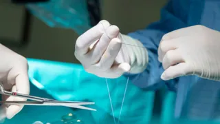 दो वर्षीय बच्चे की श्वासनली में फंसी सुई को डॉक्टरों से निकाला (सांकेतिक तस्वीर)