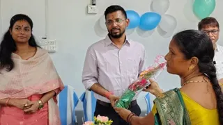 Women Led Business : जिलाधिकारी का स्वागत करतीं कुसुम। पीआरडी