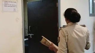 डीएमसीएच में जांच पड़ताल के लिए पहुंची पुलिस।