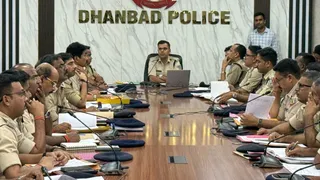 दुर्गा पूजा को लेकर पुलिस पदाधिकारियों के साथ बैठक करते धनबाद एसएसपी प्रभात कुमार। (फोटो साैजन्य)