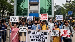 फर्जी डॉक्टर मामले में मेडिकल काउंसिल कार्यालय के बाहर प्रदर्शन। (यह तस्वीर एआई द्वारा बनाई गई है)