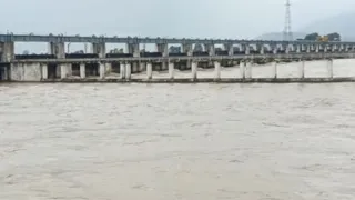 गंडक बराज से बह रहा पानी। जागरण