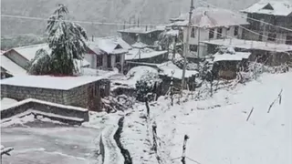 हिमाचल प्रदेश में बारिश व बर्फबारी के बाद तापमान में गिरावट आई है।