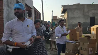 धनौली में खंडहरनुमा कमरे से बरामद दवाओं की जांच करती टीम।