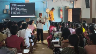 Jamui SP Vishwajeet Dayal Coaching Visit : बिना वर्दी व सुरक्षा के कोचिंग पहुंचे जमुई एसपी विश्वजीत दयाल