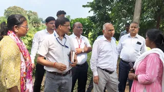 तेलमच्चो में प्रभावित क्षेत्र के लोगों से बातचीत करती स्वास्थ्य विभाग की टीम। (फोटो जागरण)