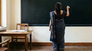 क्लास में पढ़ातीं पारा शिक्षिका। (प्रतीकात्मक फोटो)