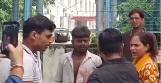 कानपुर कार्यालय में दलाल से विवाद करते भाई बहन। वीडियो ग्रैब