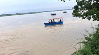 गंगा में उफान आने के बाद कासगंज में बाढ़ राहत टीमें मुआयना करते हुए।