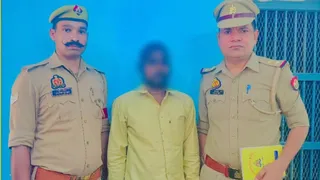 कासगंज पुलिस की गिरफ्त में टीटीई पर हमला करने का आरोपी।