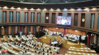हंगामे के बीच सदन में दिल्ली की हवा सुधारने को लेकर विभिन्न पार्षदों ने अपने-अपने सुझाव रखे।
