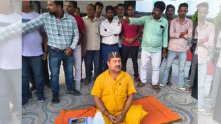Bihar Flood : समाहरणालय में धरना पर बैठे विधायक विनय बिहारी। जागरण