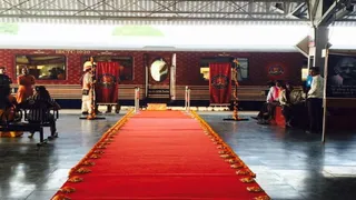 स्टेशन पर यात्रियों को बैठाने के लिए खड़ी महाराजा ट्रेन। साभार: आइआरसीटीसी