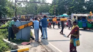 खगड़िया के महेशखूंट स्टेशन स्थित पश्चिमी रेल फाटक संख्या 25-सी पर टोटो की टक्कर से टूटा पड़ा ऑटोमैटिक बूम पाइप।