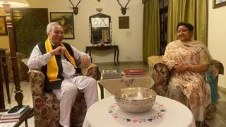 2022 के चुनाव के दौरान मेजर विजय सिंह मनकोटिया से मिलने पहुंची सरवीण चौधरी। फाइल फोटो