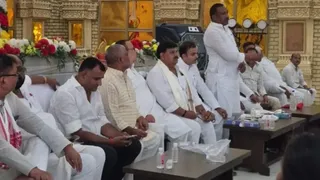 तेजस्वी की सभा को लेकर बैठक करते राजद कार्यकर्ता।