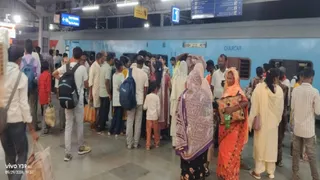 ट्रेनों का परिचालन रद होने से साहिबगंज स्टेशन पर परेशान यात्री। (फोटो जागरण)