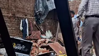 ताहिरपुर में मकान का छज्जा गिरा।
